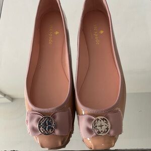 VTG y2k Kate Spade Tan Patent Leather Ballet Flats Shoe Bow Medallion Detail 7.5